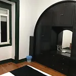 Δωμάτια σε οικογενειακή κατοικία Sublime Black Bedroom Lisboa